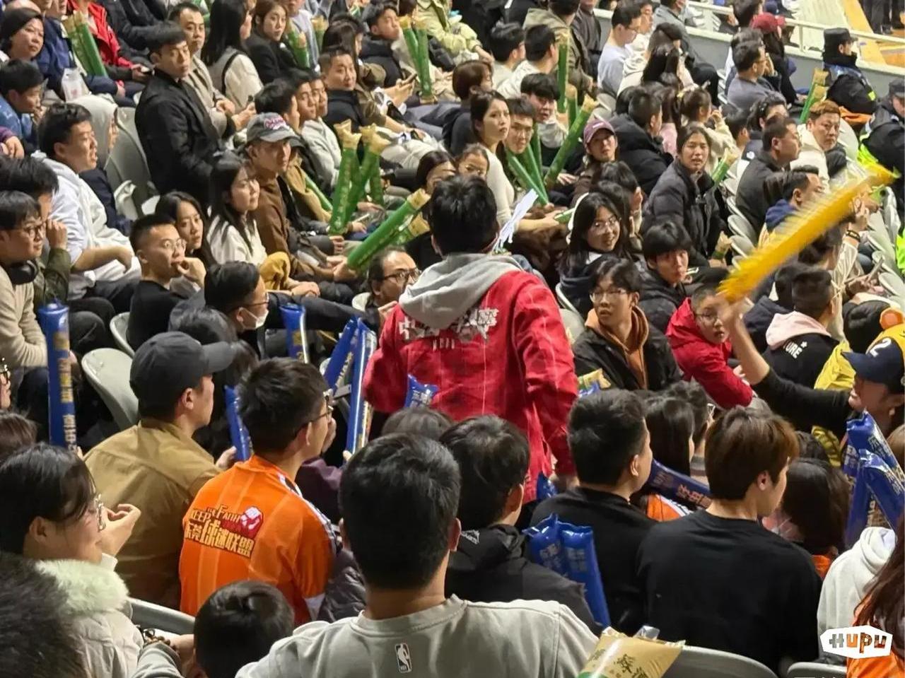 关于看点十足的比赛现场，球迷欢呼声不断的信息