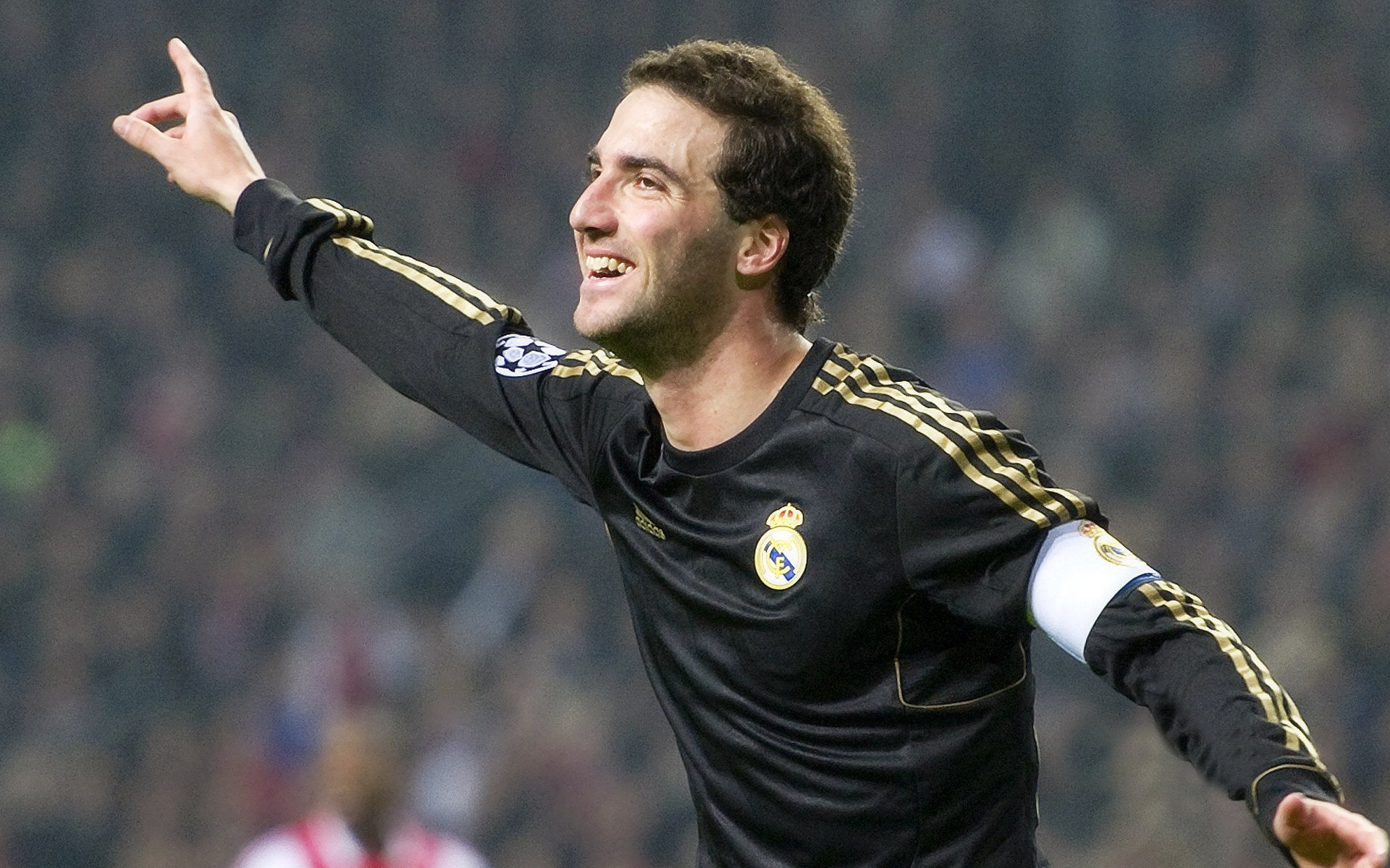 C9不断突破!,东契奇连续十二场比赛得分超过败北赛场气氛高涨